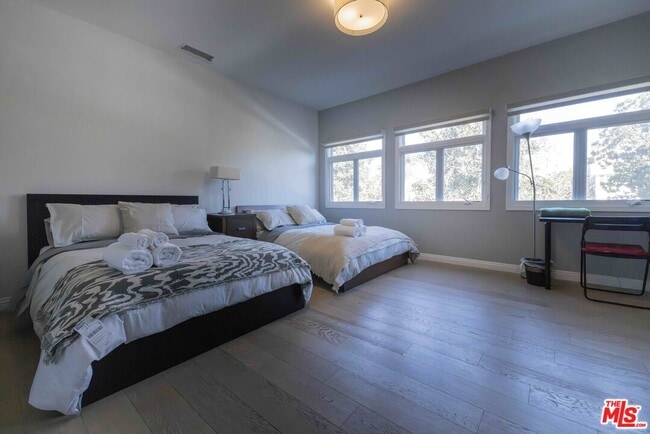 Building Photo - 1121 S Wilton Pl