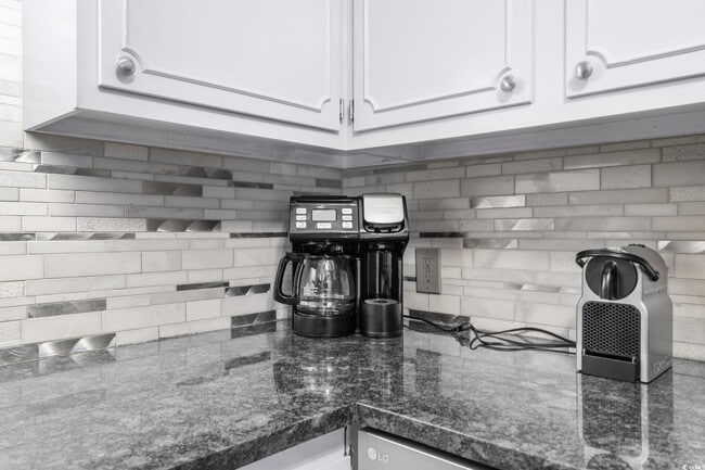 Building Photo - 10100 Lakeshore Dr