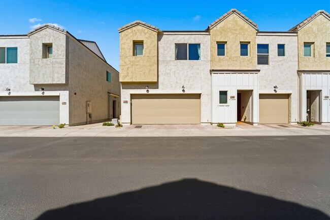 Building Photo - Stylish 2-bedroom, 2.5 bathroom townhouse in a desirable Phoenix location!