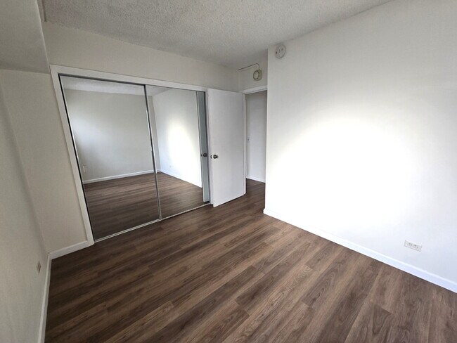 Building Photo - Spacious 2br/1.5ba/2pkg Condo in Waikiki