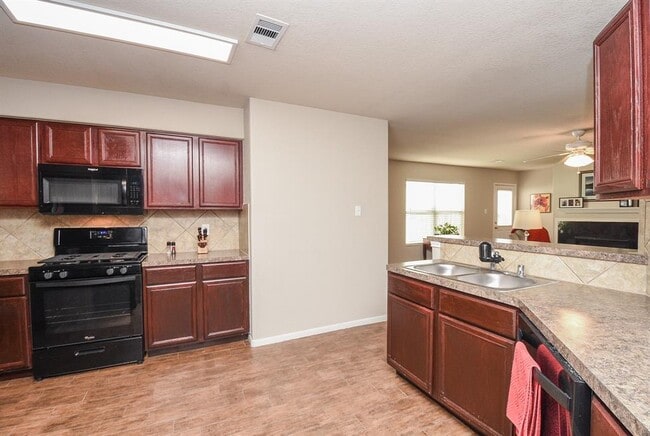 Building Photo - 7210 Foxwood Fair Ln