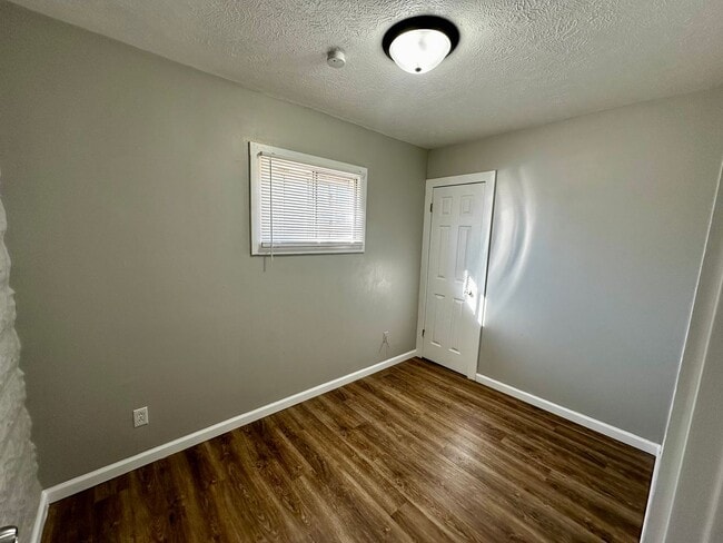 Building Photo - 2 Bedroom House for Rent