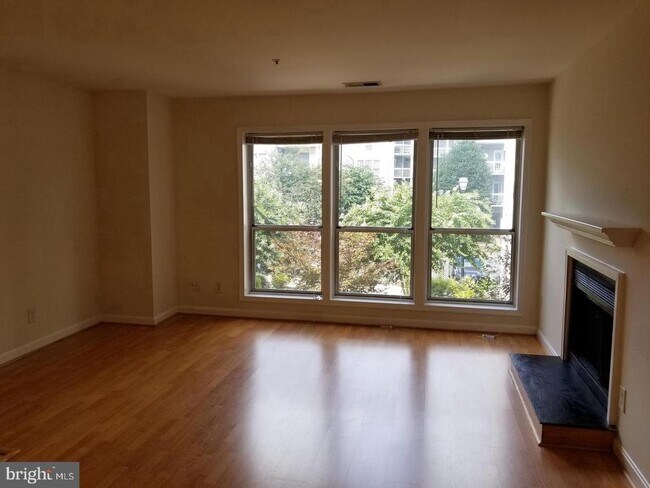 Building Photo - 3178 Summit Square Dr