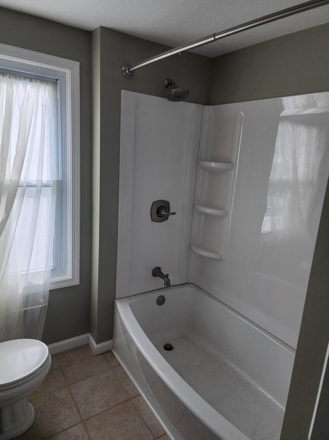 Building Photo - 40 Maple St