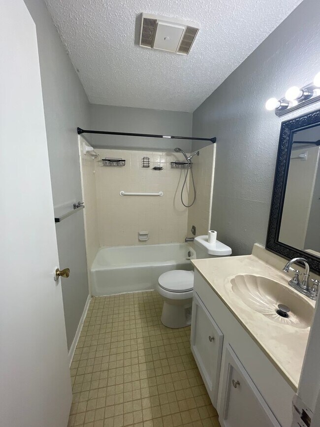 Building Photo - 4625 Vail St