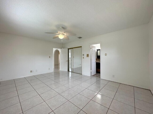 Building Photo - 1292 Essex Dr