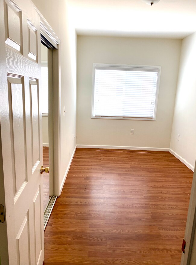 Building Photo - 3028 Edgehill Dr