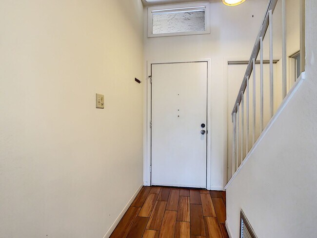 Building Photo - RARE 3 BEDROOM/ 2 BATH IN THE HIGHLY DESIR...