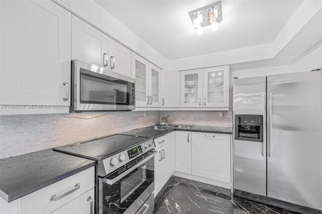 Building Photo - 1658 Bay Rd