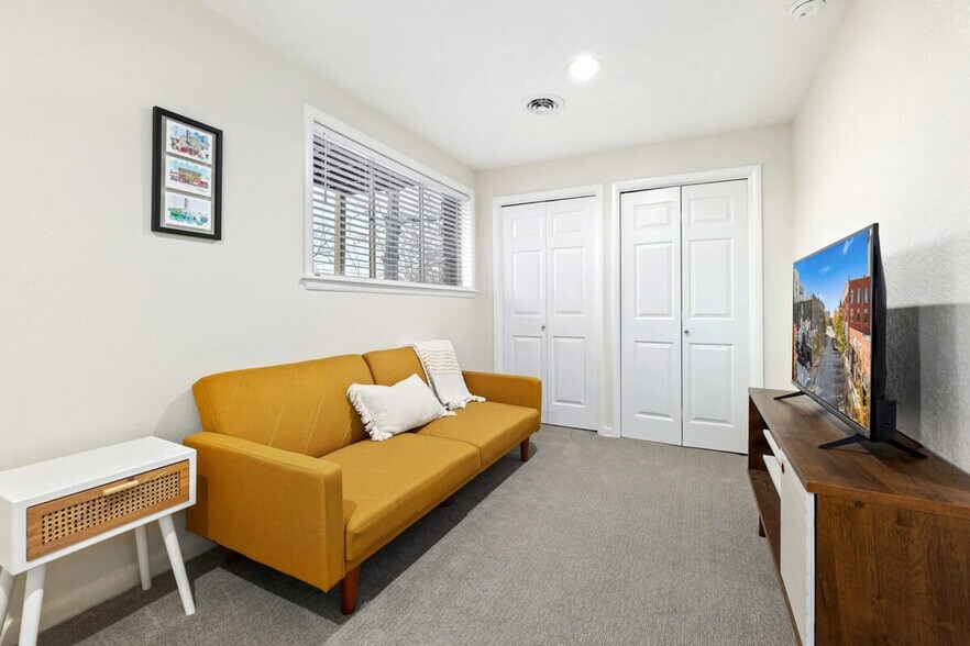 Building Photo - 1232 S Dinsmore Trail