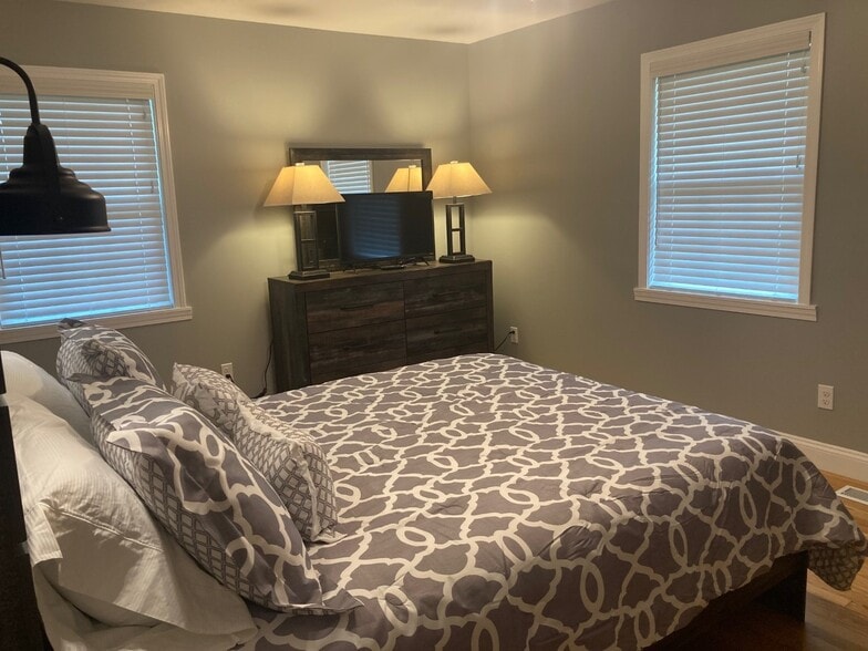 Building Photo - 2136 Collins St