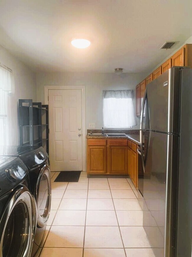 Building Photo - Charming 2 Bedroom 1 Bath in Central Gulfport