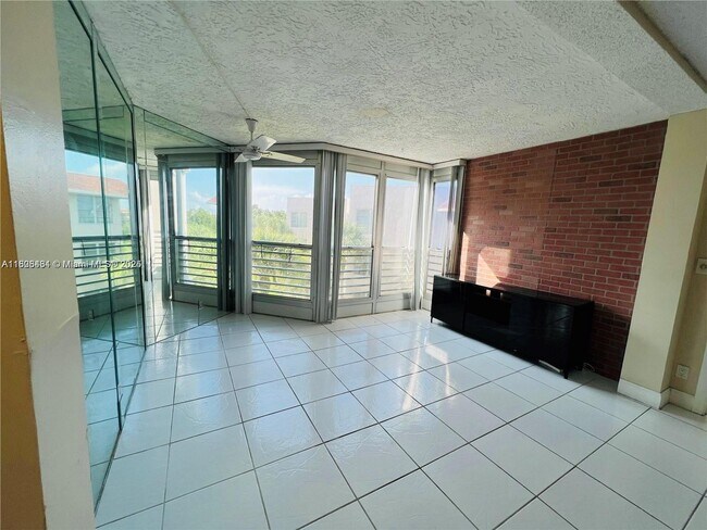 Building Photo - 1830 Sabal Palm Dr