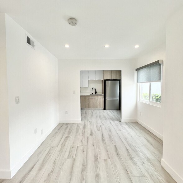 Building Photo - 2034 S Garth Ave