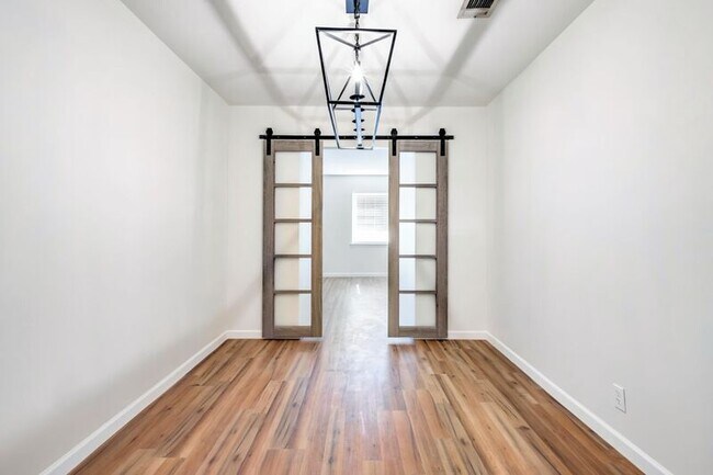 Building Photo - 524 N Woods St