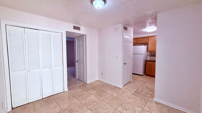 Building Photo - Lilburn 2 Bed-2.5 Bath Townhouse, Fireplace, Great Floor Plan!