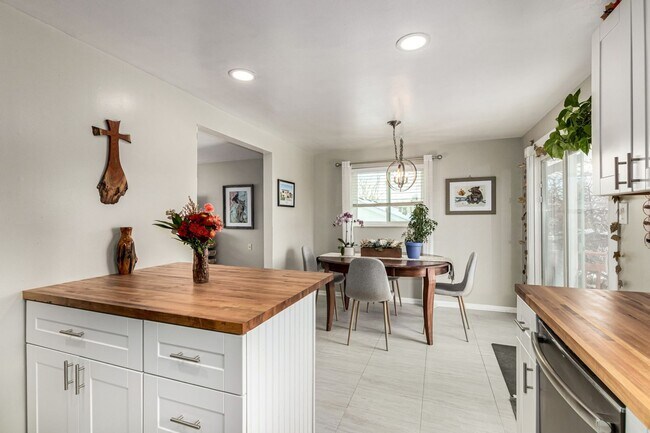 Building Photo - 11487 Larson Ln