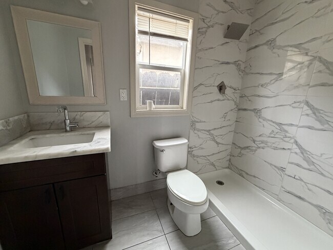 Building Photo - 1519 Main St