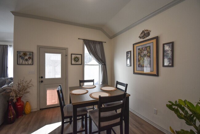 Building Photo - Available! Gorgeous 3 Bedroom 2 Bath in Tyler!