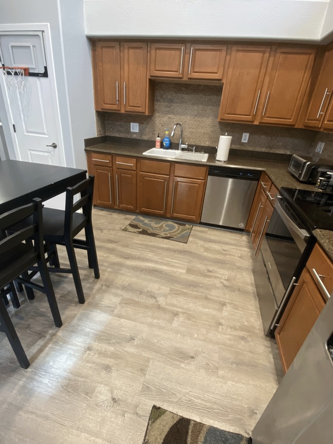 Building Photo - 330 S Farmer Ave