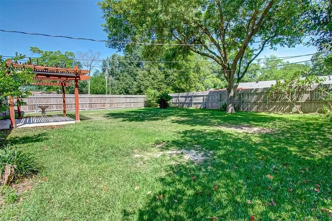Building Photo - 9638 Meadowglen Ln