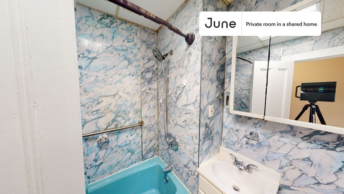 Building Photo - Room in Shared 4 bed/1 bath home