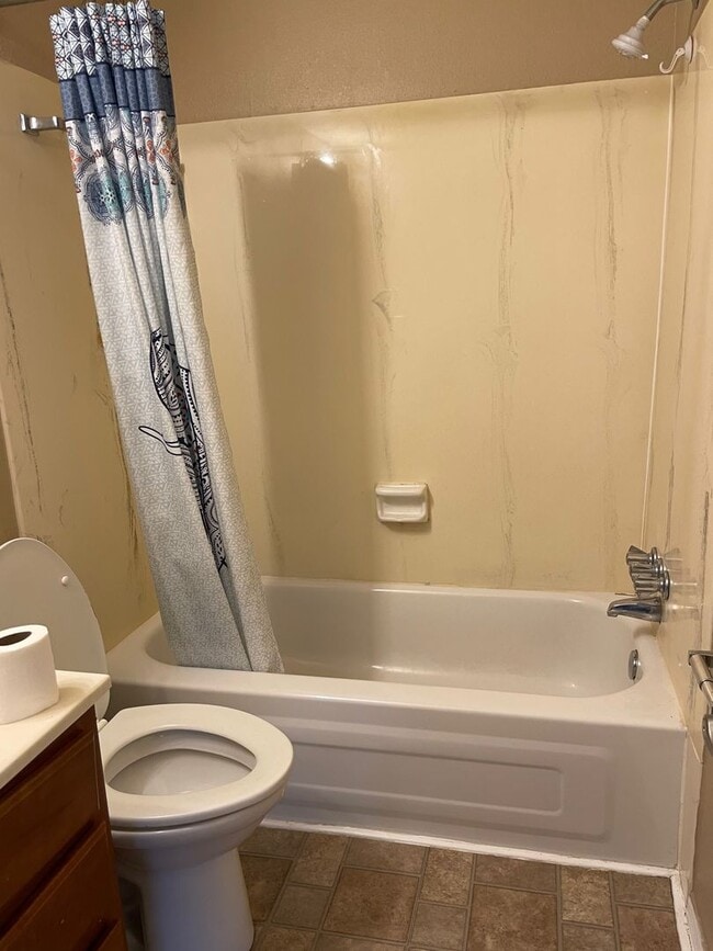 Building Photo - *Knoxville 37912 - 2 bedroom, 2.5 bath townhouse - Call Regina Upshaw (865) 237-2369