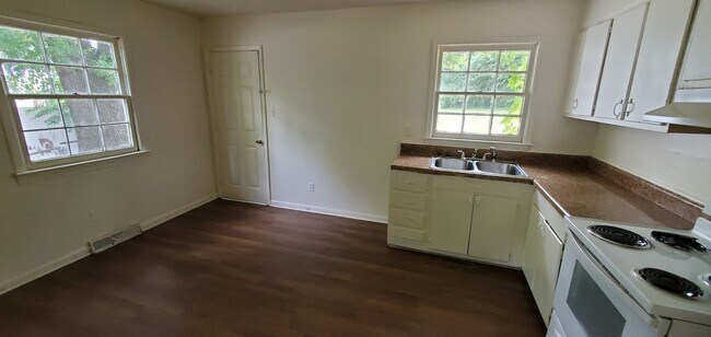 Building Photo - 3 Bedroom 1 Bathroom House