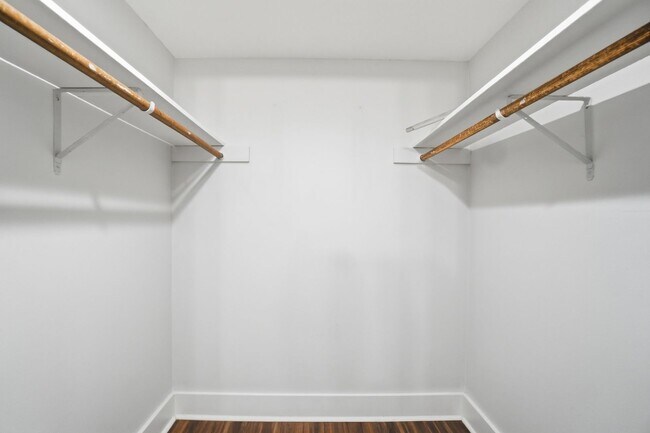 Building Photo - Beautifully Updated Condo with High-End Finishes Throughout