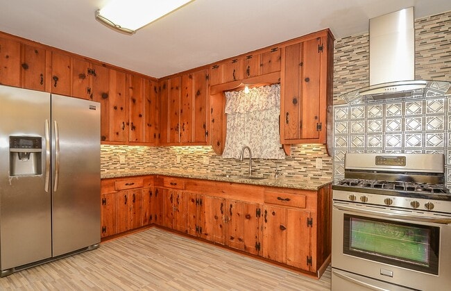 Building Photo - 142 Victoria Dr