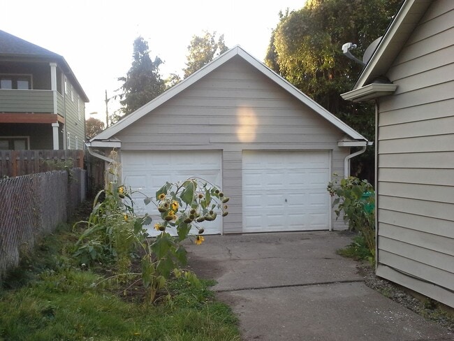 Building Photo - BENS01