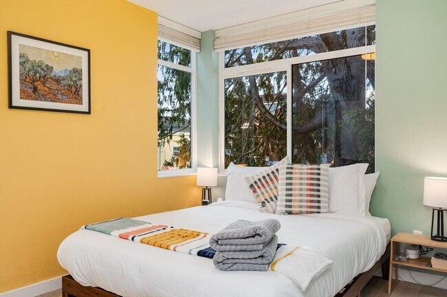 Building Photo - 764A Belmont Pl E