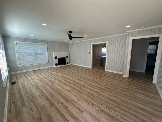 Building Photo - Updated 2 Bedroom, 1 Bath Home Locate Close to Wrightsville Beach