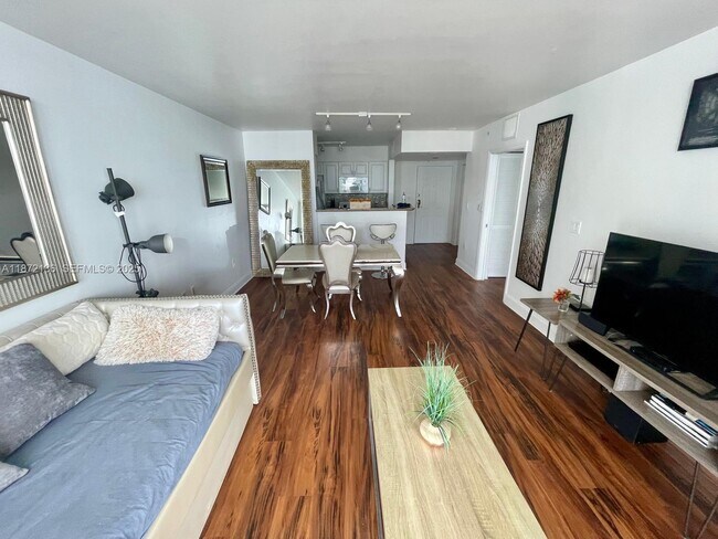 Building Photo - 1155 Brickell Bay Dr