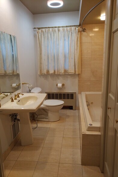 second full bath with tub - 40 Brookway Rd