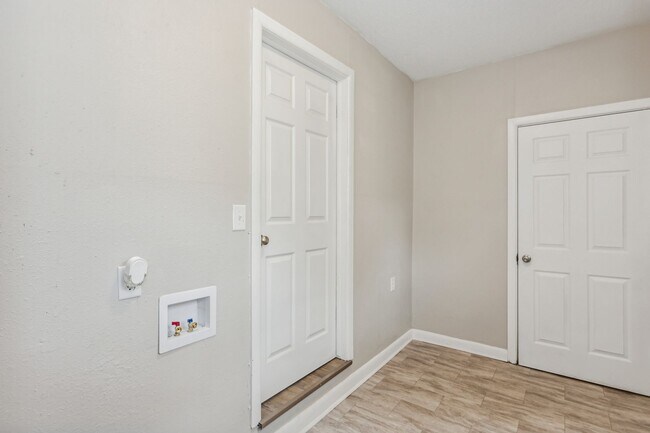Building Photo - Spacious 4 bedroom home with 2 car garage