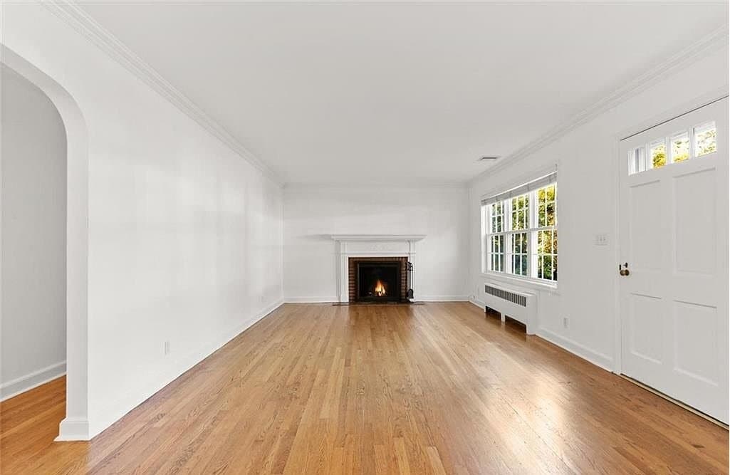 Building Photo - 8 Deerwood Ct