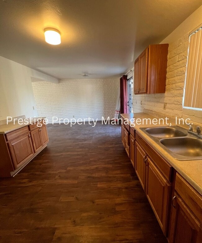 Building Photo - 4bd/2ba Southeast home with HUGE Backyard