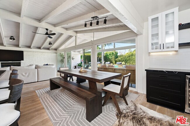 Building Photo - 22428 Victory Blvd