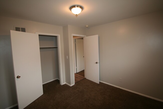 Building Photo - 4 bed- 1 bath!!