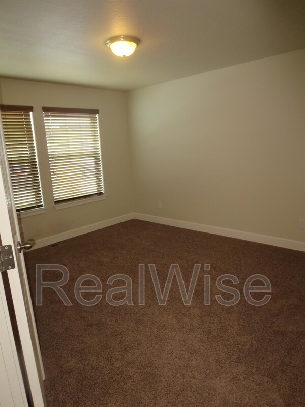 Building Photo - 3006 NE Red Oak Dr