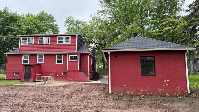 Building Photo - 20 Pineview Rd