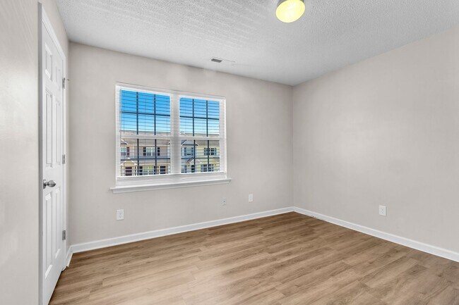 Building Photo - 2 Bed 2.5 Bath Townhome