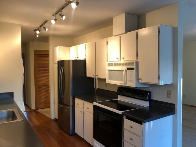 Building Photo - Nicely Updated 2BR 1 BA Kirkland Condo! Fi...