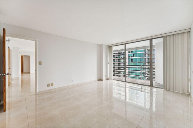 Building Photo - 2025 Brickell Ave