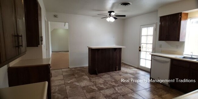 Building Photo - Cute 3 + 2 in Palmdale