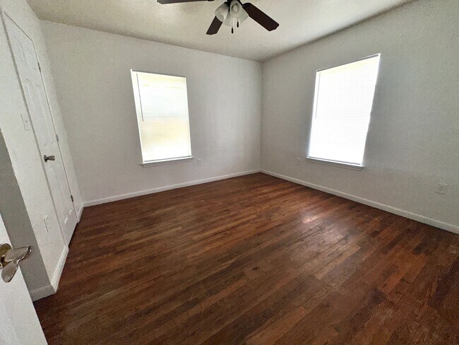 Building Photo - Conveniently located- Water and Trash Included