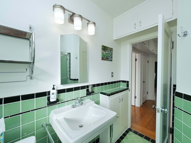 Building Photo - 1718 Le Roy Ave