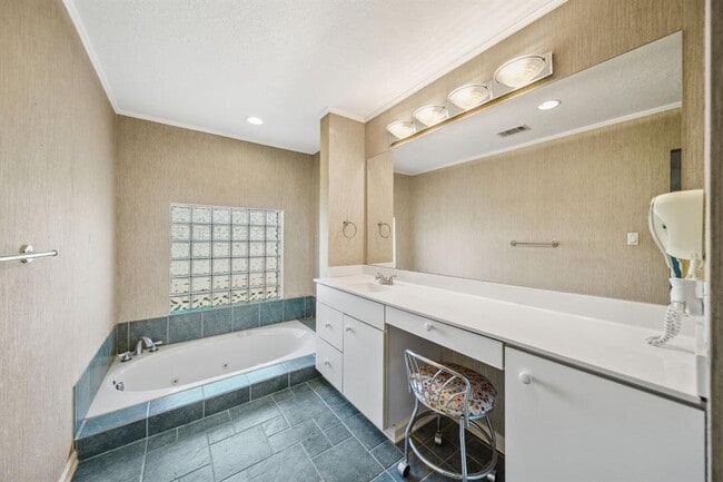 Building Photo - 15502 Kitty Hawk Dr