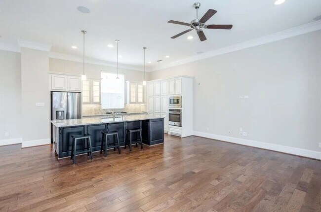 Building Photo - Stunning 3BR/3.5BA David Weekley Former Mo...